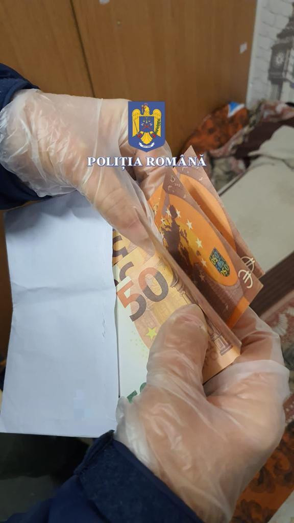 Doi bărbaţi sunt cercetaţi pentru că au plasat în mai multe localităţi bancnote false de 50 de euro
