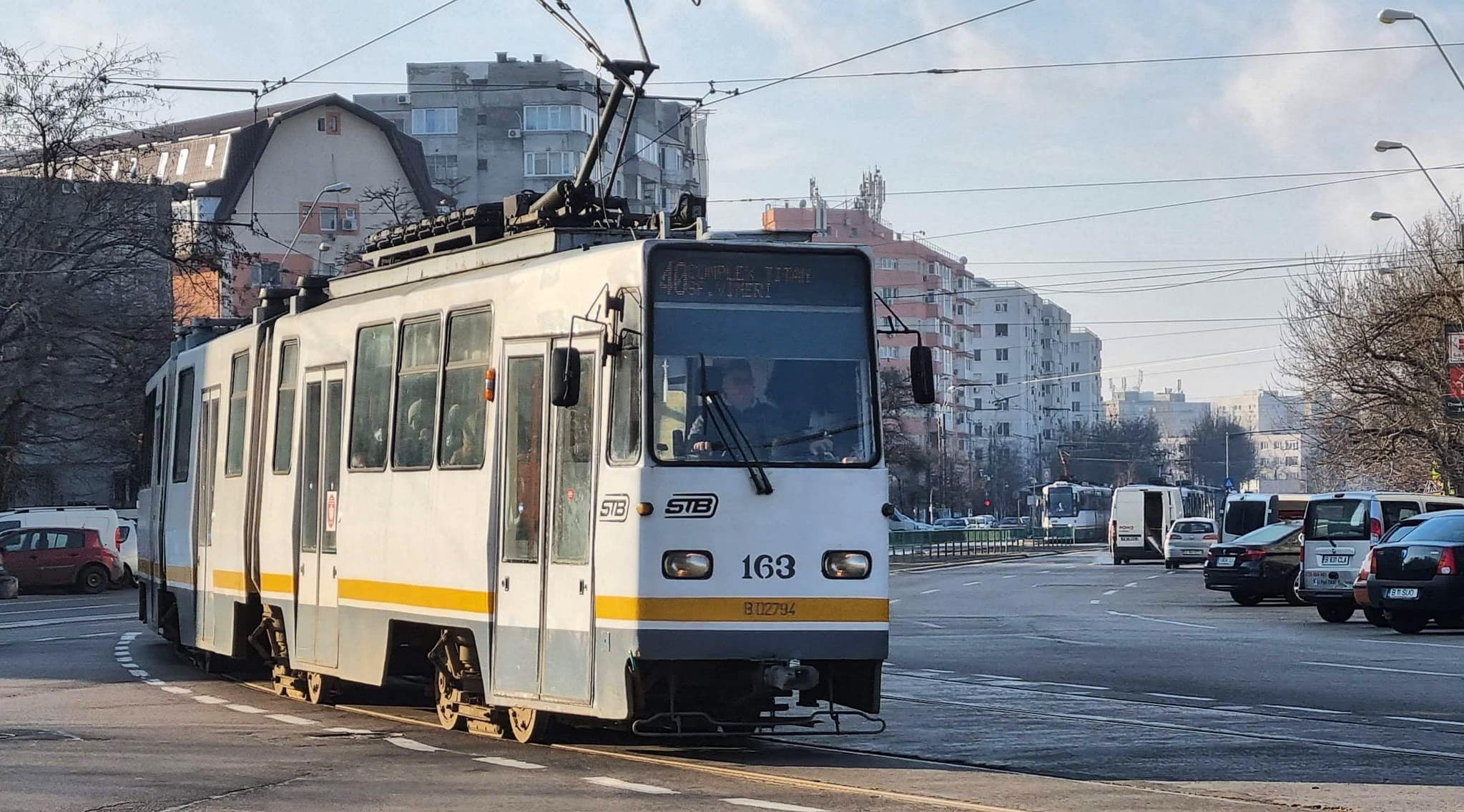 Doi bărbaţi, prinși în timp ce furau bucăţi din şina de tramvai de pe Barbu Văcărescu