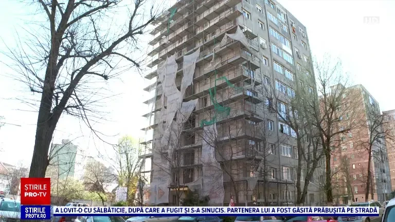 Locatarii unui bloc din Arad trăiesc printre schele. Calvarul durează de mai bine de doi ani