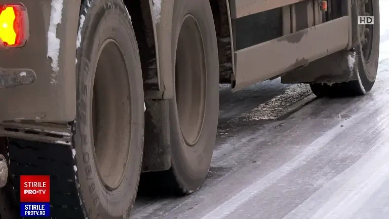 Probleme pe drumurile naționale din cauza poleiului. Vremea rea afectează și proprietarii de livezi