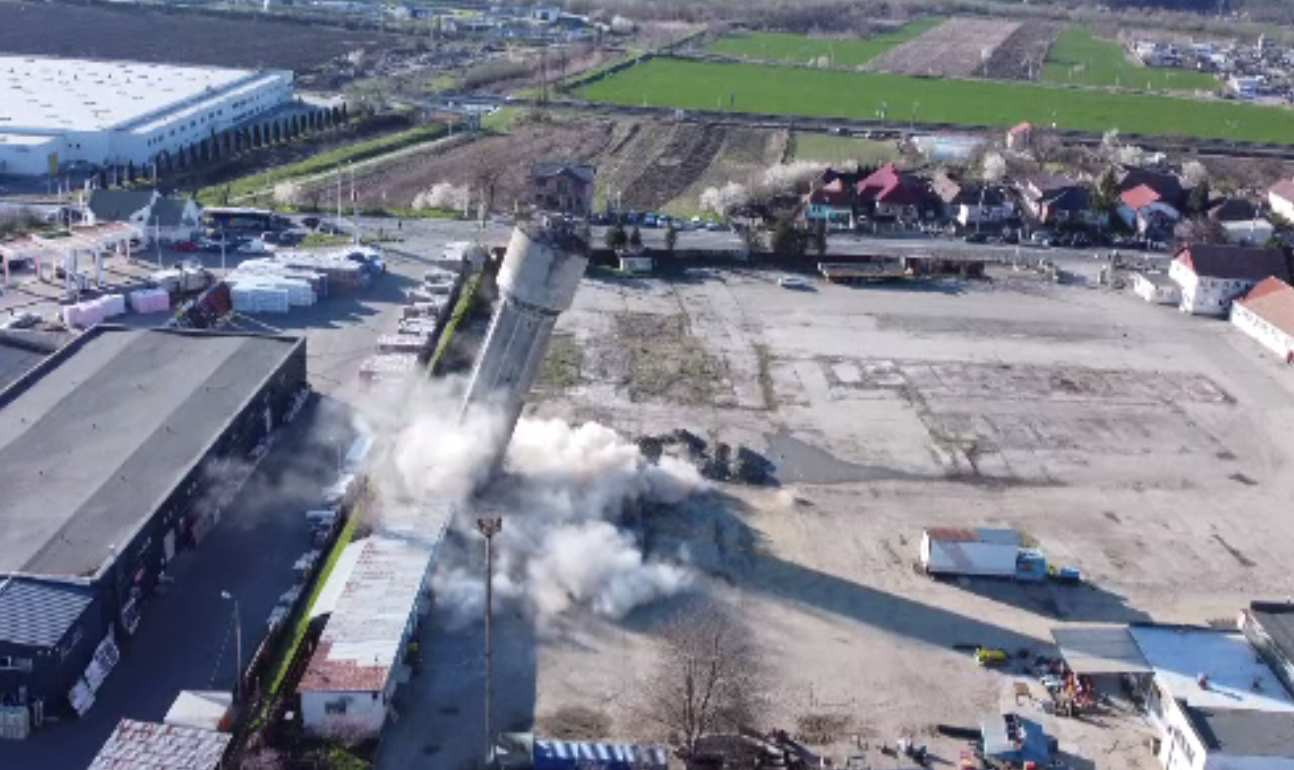 Turn de apă înalt de 30 de metri, demolat cu 10 kg de explozibil. Operațiunea spectaculoasă de la Mediaș