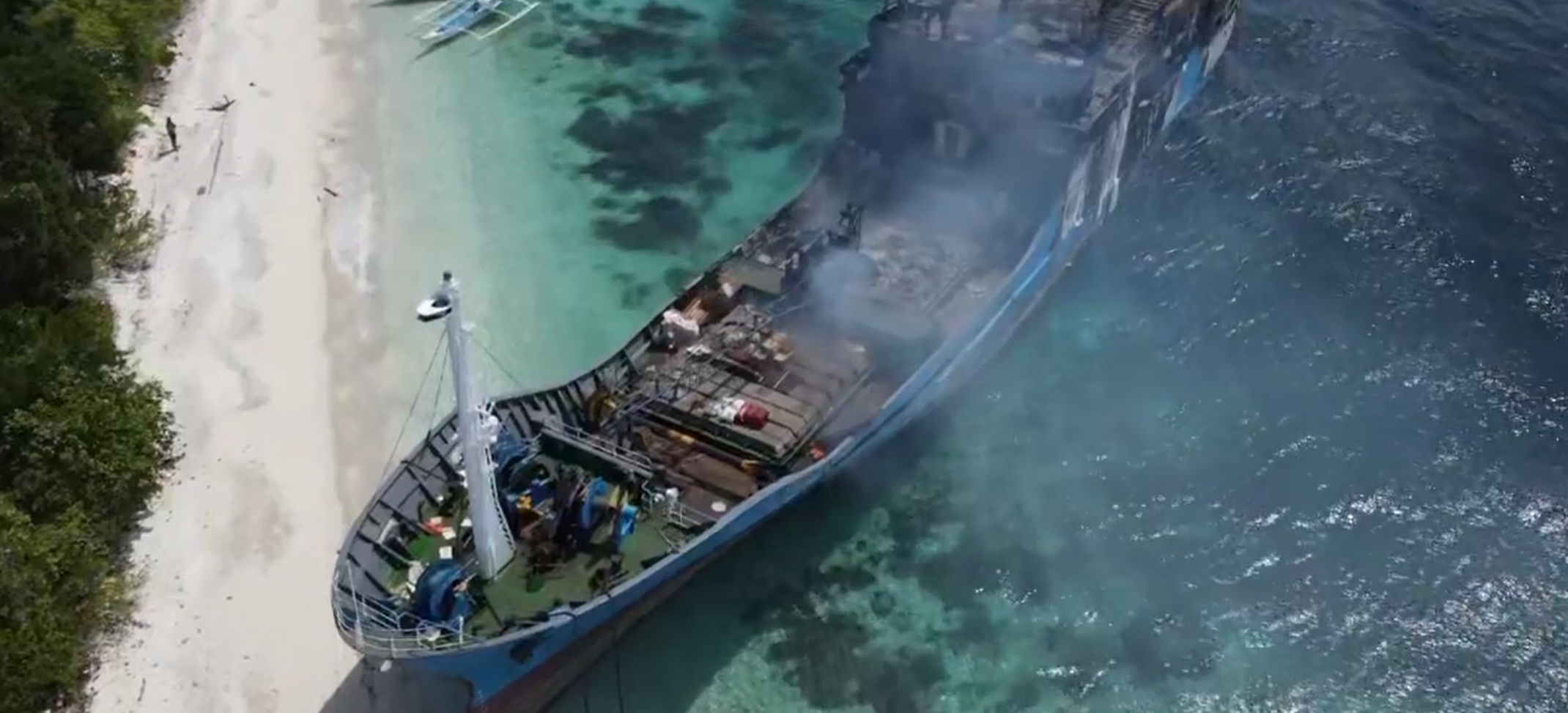 Cel puțin 28 de persoane, printre care și un bebeluș de șase luni, au murit într-un incendiu izbucnit la bordul unui feribot