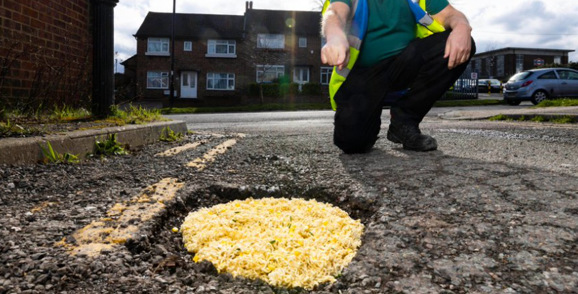 Un bărbat a decis să asfalteze singur străzile din cartierul său. La ce a apelat pentru a atrage atenția autorităților