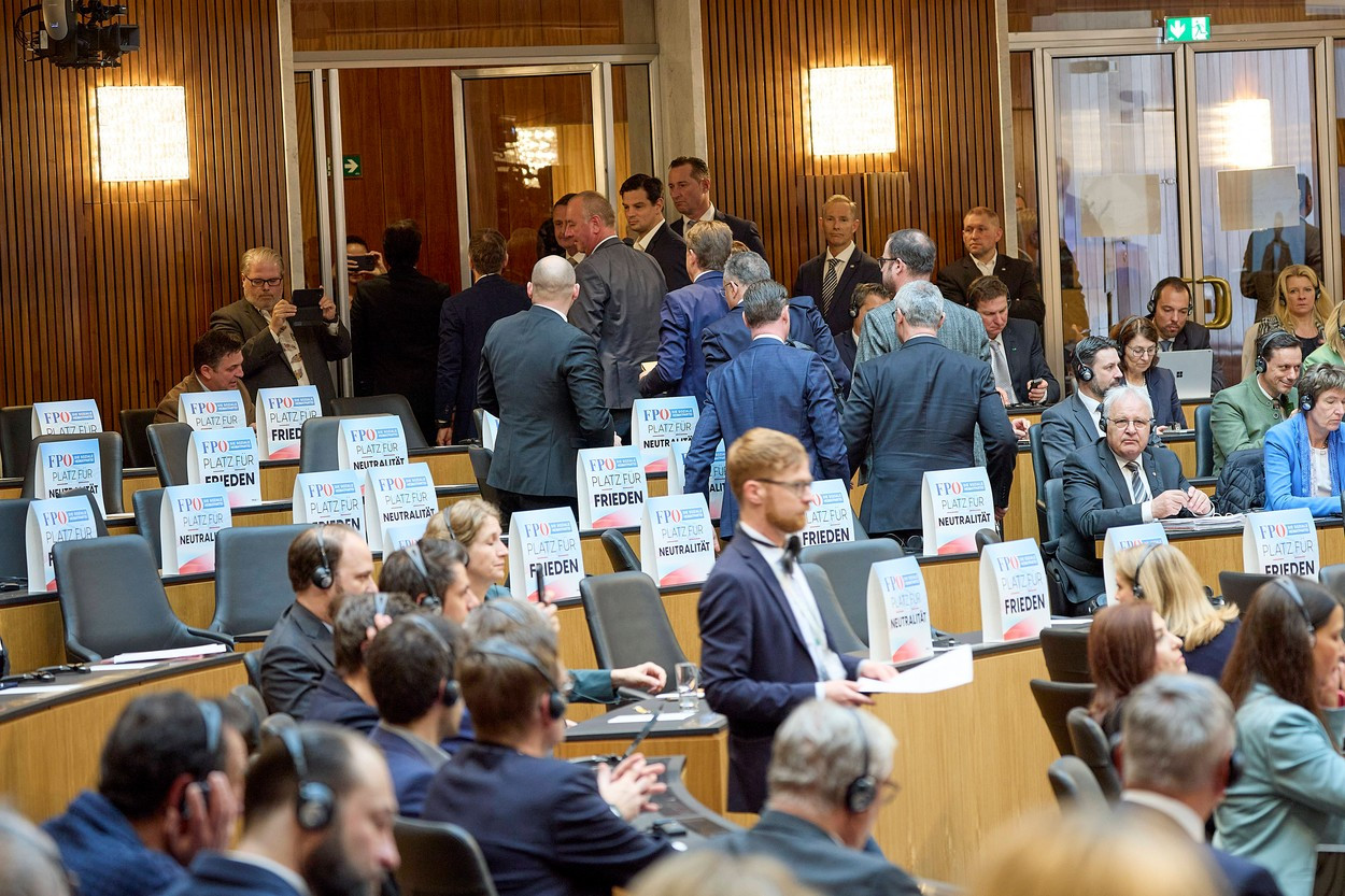 Austriecii care nu au lăsat România din Schengen au părăsit sala parlamentului în timpul discursului lui Zelenski