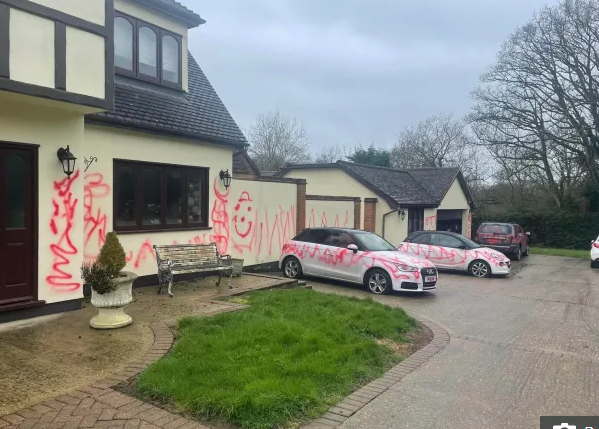 O familie a avut parte de un adevărat șoc după ce și-a descoperit casa și mașinile vandalizate din senin