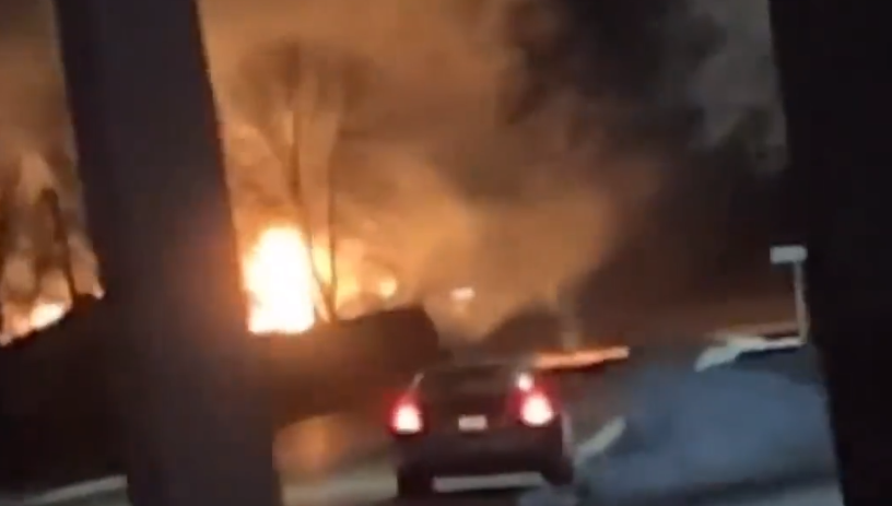 Un tren care transporta etanol și clorură de vinil a deraiat. Populația din împrejurimi a fost evacuată, în SUA | VIDEO