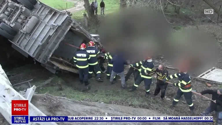 Măcel pe ”podul morții” din Mureș. 12 tăurași au murit într-un accident, cei rămași în viață au fost hăituți prin pădure