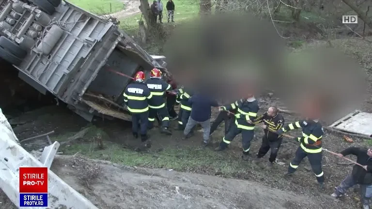Măcel pe ”podul morții” din Mureș. 12 tăurași au murit într-un accident, cei rămași în viață au fost hăituți prin pădure