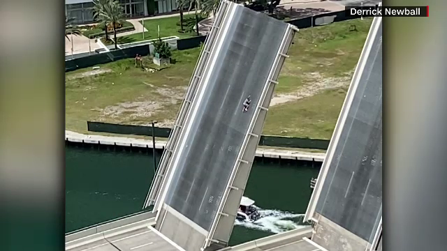 Un bărbat a fost filmat în timp ce se urca pe un pod mobil din Miami. Cum s-a terminat cascadoria