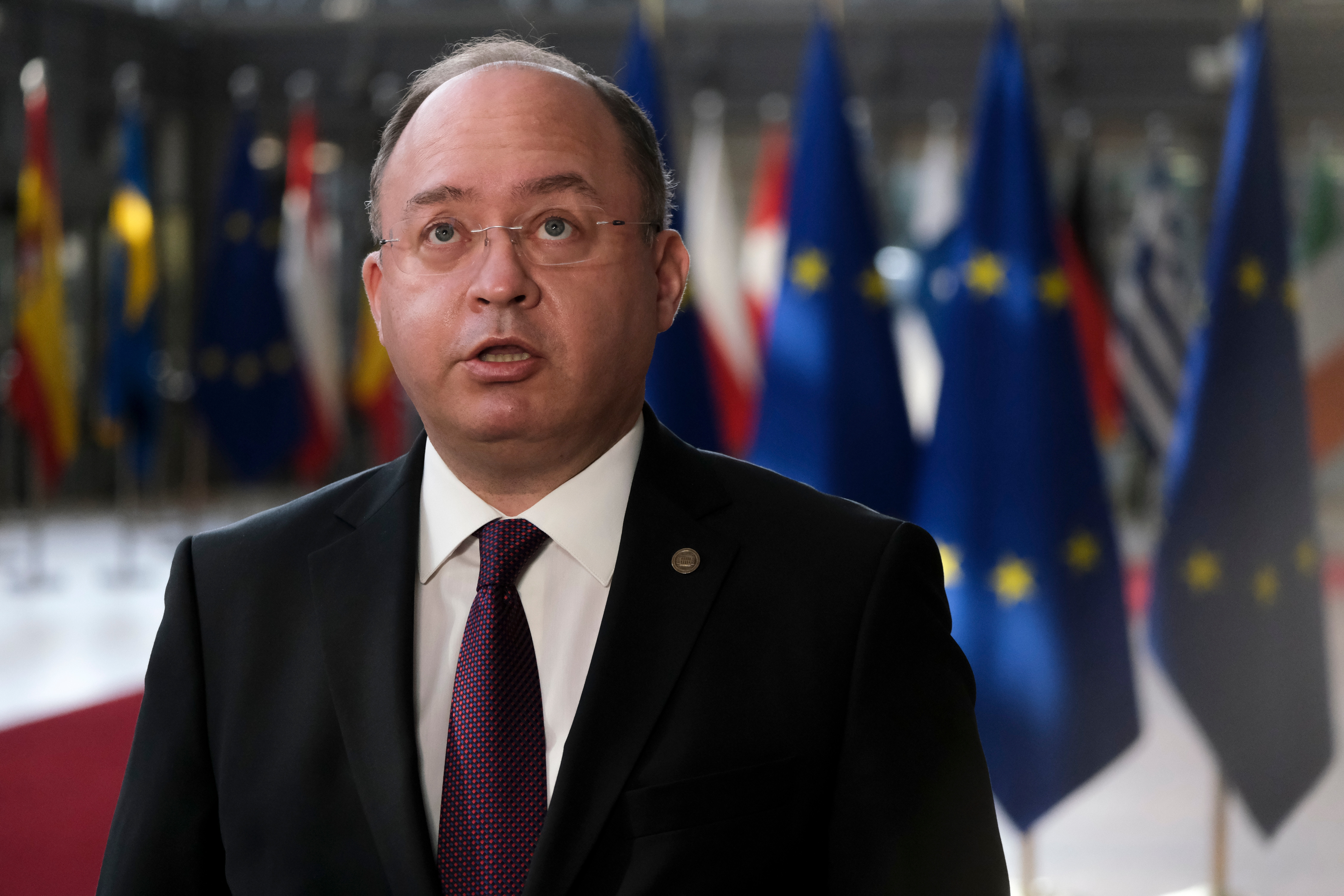 Ce spune România despre ajutorul militar oferit Ucrainei. ”Voi îl țineți secret. De ce?”