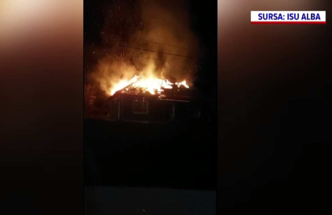 Incendiu violent într-o locuință din Zlatna. Bătrâna care locuia acolo a fost salvată de vecini