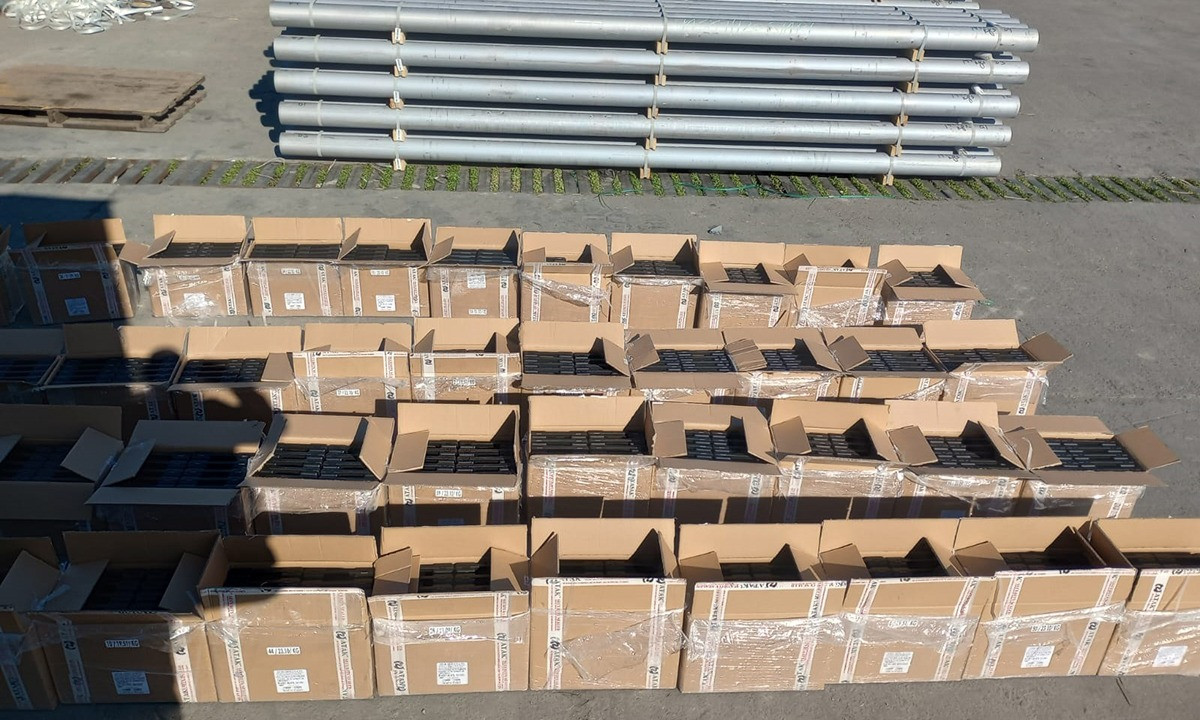 1.200 de pistoale fără acte au fost descoperite într-un camion condus de un şofer din Ucraina, la intrarea în ţară