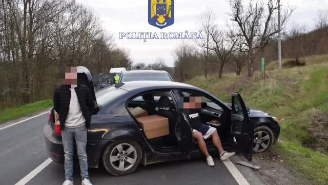 Contrabandiști de țigări din Arad, reținuți în timp ce încercau să mute o parte din marfă. Polițiștii le-au pus cuie pe șosea