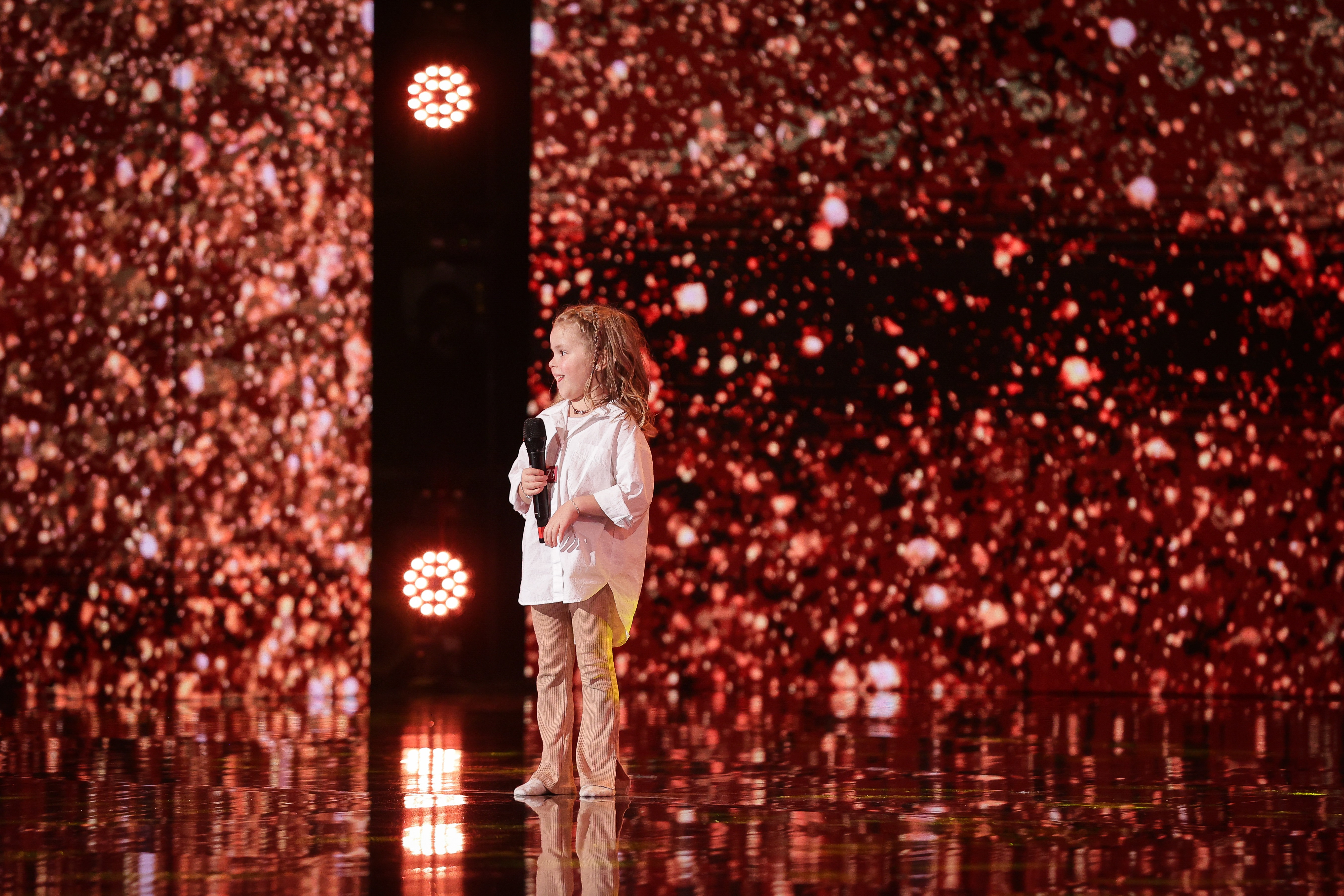 „Era evident că e un fenomen”. Amira a venit a doua oară la Românii au Talent și a plecat acasă cu un Golden Buzz