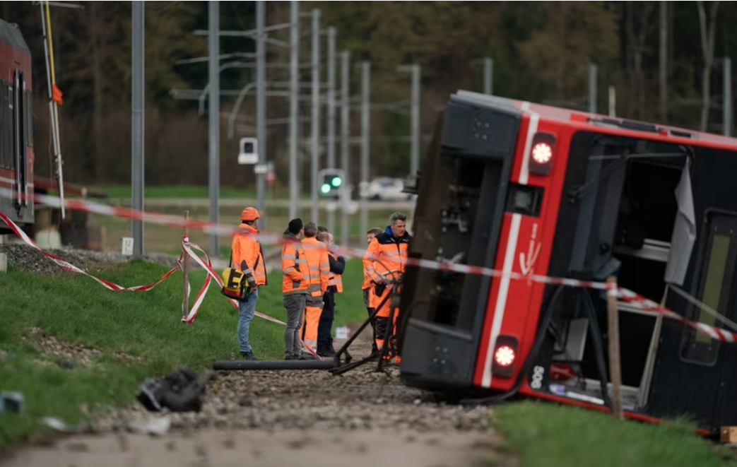 Două trenuri regionale au deraiat în Elveția, mai multe persoane au fost rănite