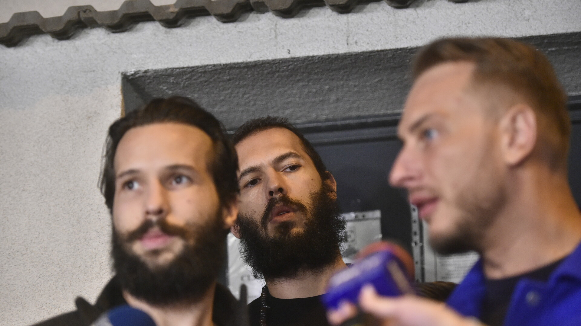 Procurorii au schimbat acuzaţia de trafic de persoane împotriva fraților Tate. Încă o victimă, adăugată la dosar