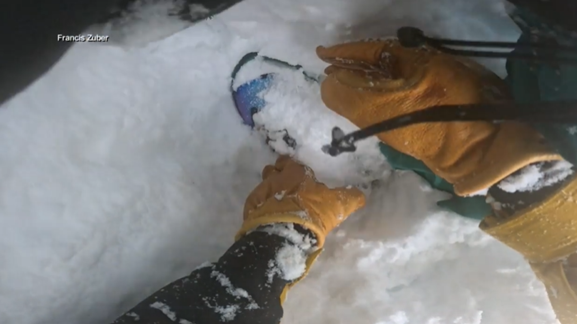 „Mă gândeam că o să mor aici”. Dialogul emoționant dintre un bărbat prins în zăpadă și salvatorul său | VIDEO