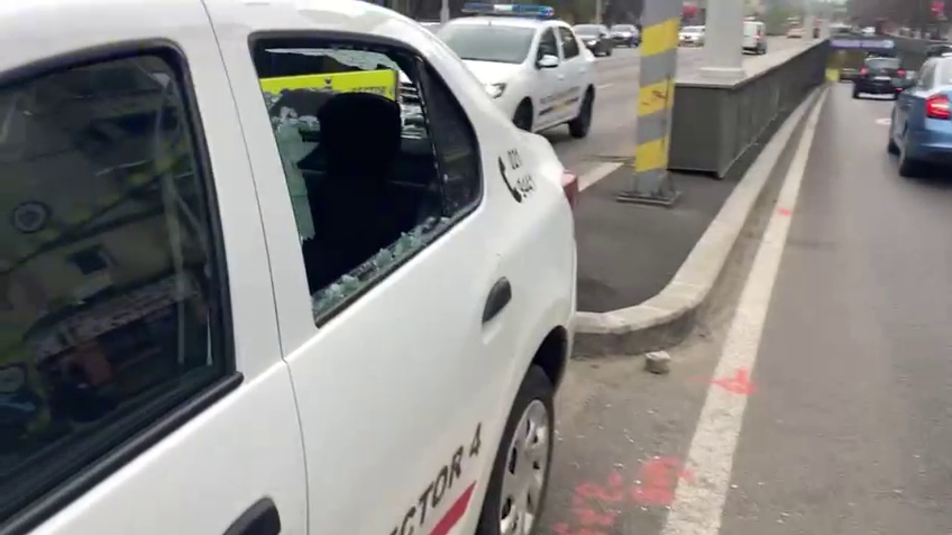 Incident șocant la Pasajul Unirii. Un bărbat a atacat cu pietre un echipaj de poliție. GALERIE FOTO și VIDEO