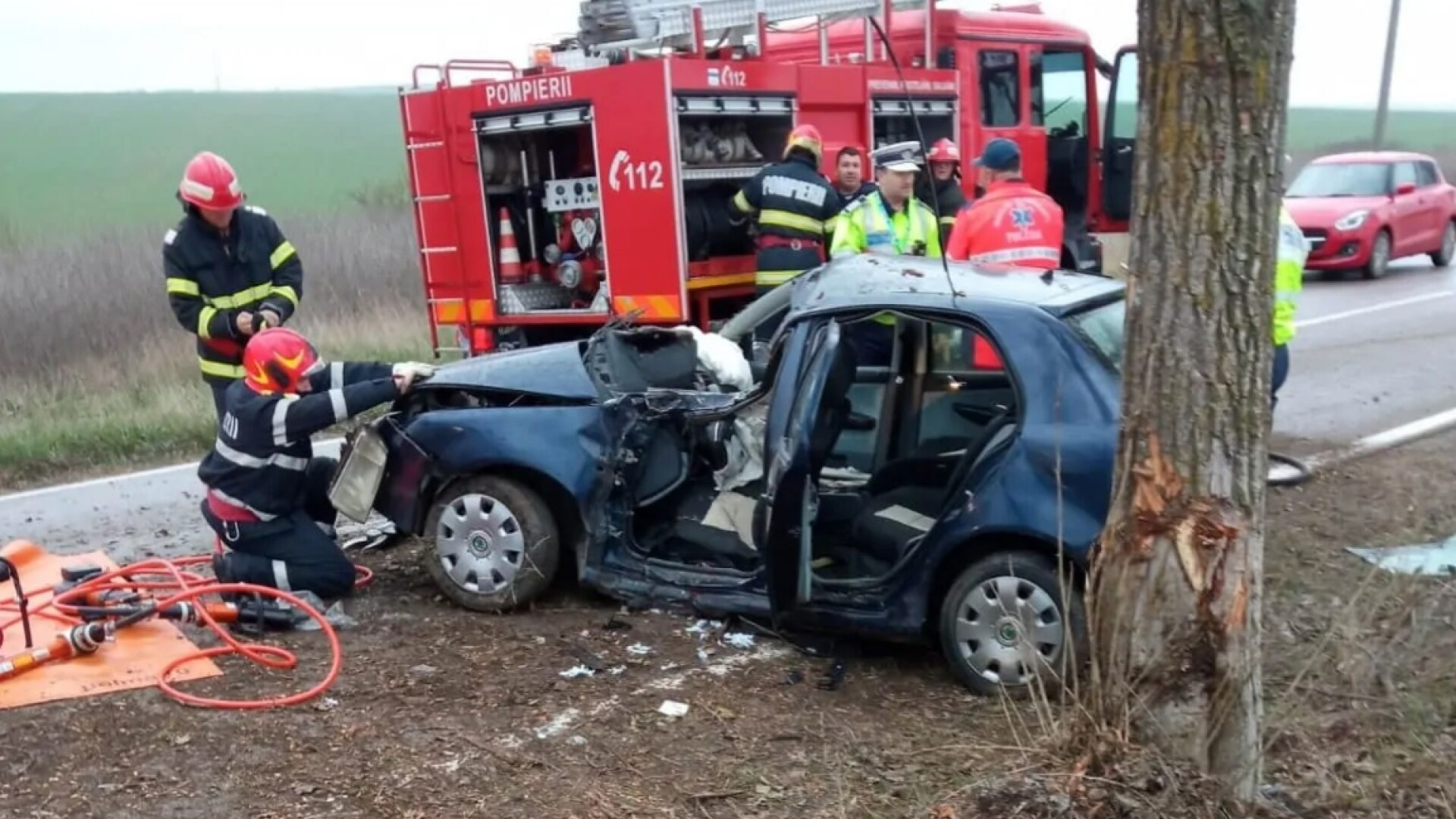 Un mort și doi răniți, între care un copil, după ce maşina în care se aflau s-a izbit de un copac, în Tulcea