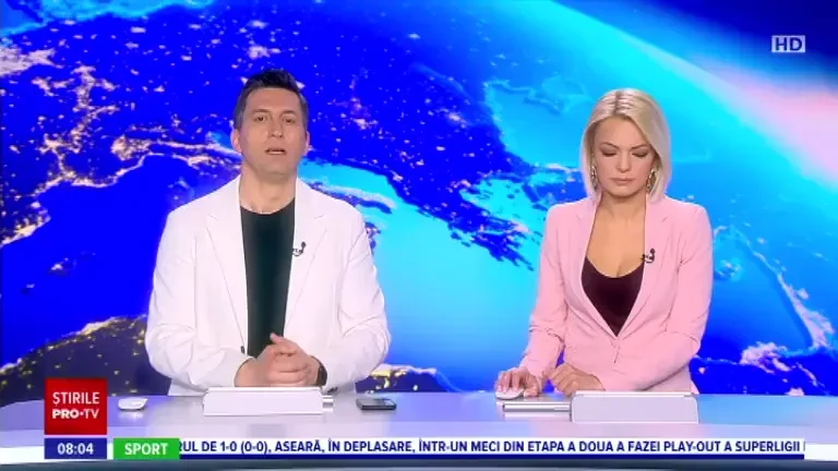 Un camion încărcat cu lemne s-a răsturnat, de-a curmezișul drumului, în Defileul Jiului și a blocat șoseaua pe ambele sensuri