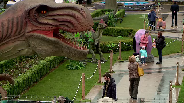 Întâlnire cu dinozaurii într-un centru comercial din Iași. Expoziția este deschisă până pe 26 aprilie. GALERIE FOTO