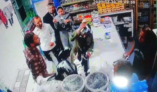 De ce au fost arestate două femei, după ce au fost atacate cu o găleată de iaurt de către un bărbat | VIDEO