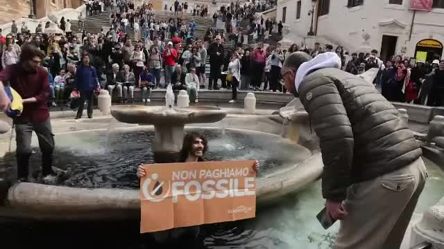 Scandal monstru la Roma. Trei activiști pentru mediu au vărsat un lichid negru în apa unei fântâni arteziene