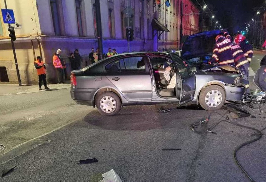 Accident între două mașini, în Cluj-Napoca. Un tânăr a ajuns la spital