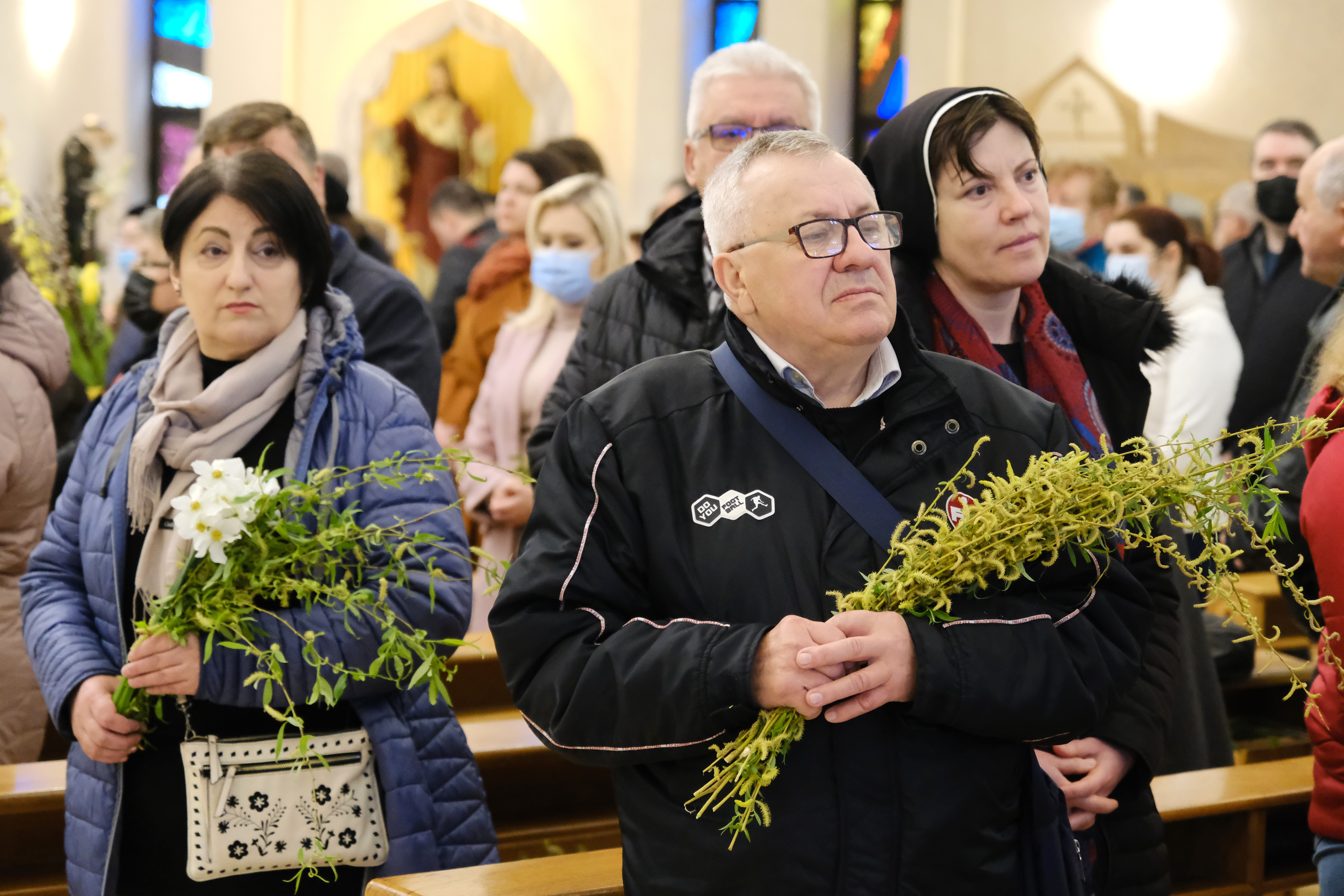Tradiția ramurilor de salcie. Sunt binecuvântate și împărțite de preoți credincioșilor în Duminica Floriilor