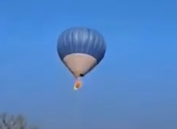 Doi morți după ce un balon cu aer cald a luat foc în aer, deasupra unei zone turistice. VIDEO
