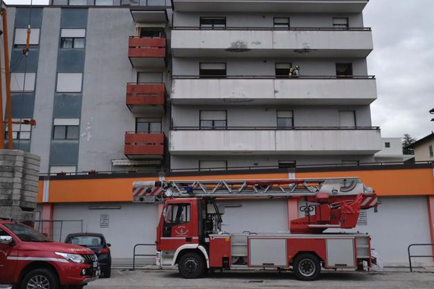 Două femei, găsite moarte în casă. Mama imobilizată a decedat de foame, la două săptămâni după ce s-a stins fiica ei