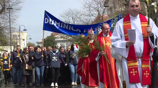 Duminica Floriilor la catolici. Mii de enoriași, cu flori și ramuri de salcie în mâini, au umplut bisericile