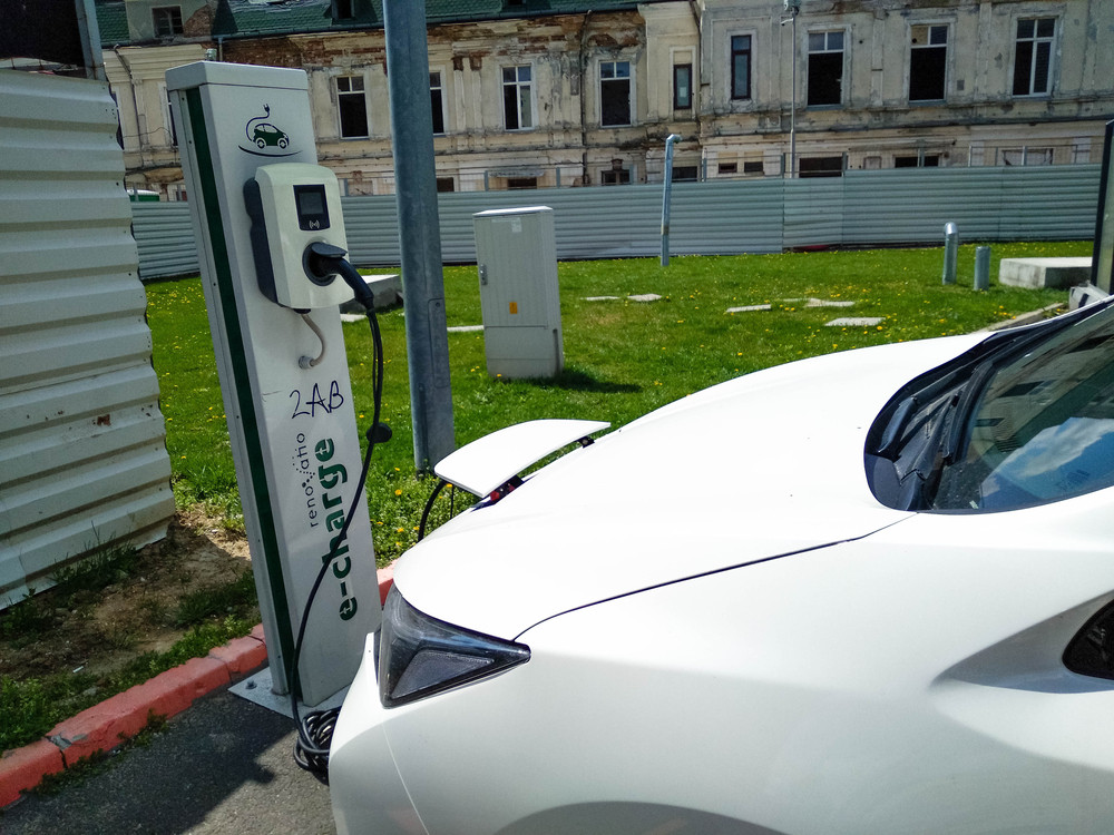 România va trebui să aibă stații de încărcare pentru mașinile electrice din 60 în 60 de km, până la finalul anului 2025