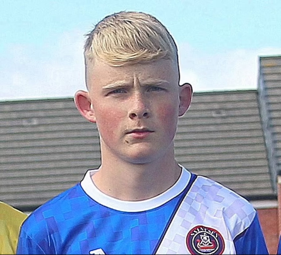 Un băiat de 15 ani a murit în timp ce se juca fotbal la școală, sub privirile îngrozite ale colegilor