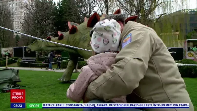 Întâlnire cu dinozaurii într-un centru comercial din Iași