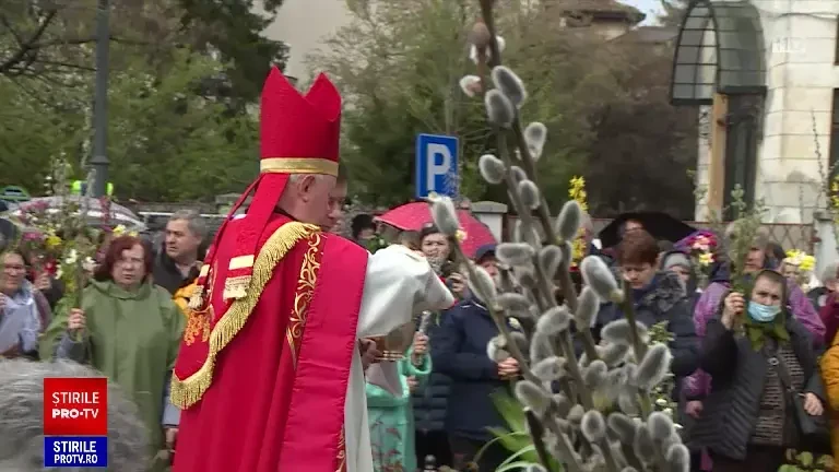 Duminica Floriilor la catolici. Mii de enoriași, cu flori și ramuri de salcie în mâini, au umplut bisericile