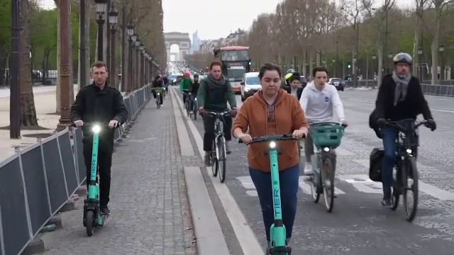 Parizienii au decis prin referendum că nu mai vor să vadă pe străzile orașului trotinetele electrice închiriate