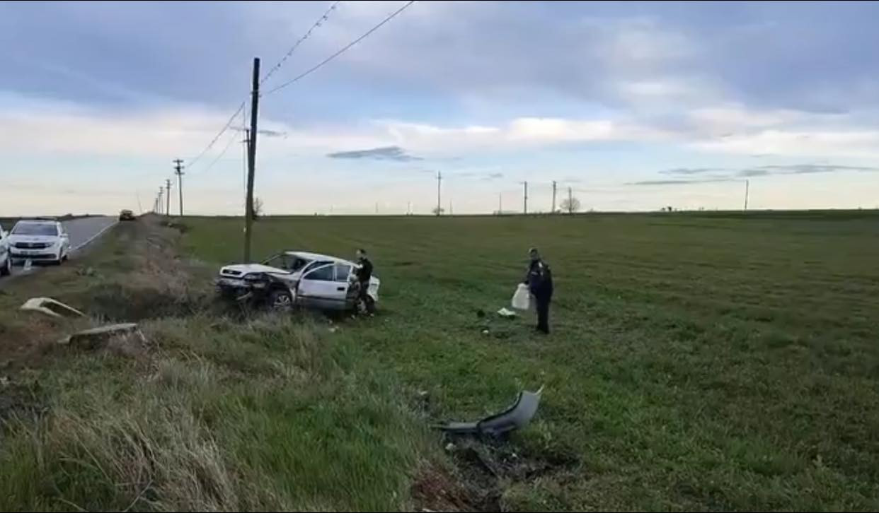 Un băiat de 16 ani a murit după ce s-a întâlnit cu un bărbat cunoscut pe Facebook. În mașina distrusă se aflau și 4 copii