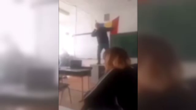 Un profesor din Baia Mare a dansat pe catedră în fața elevilor. Cum și-a motivat dascălul gestul: ”Am considerat necesar”