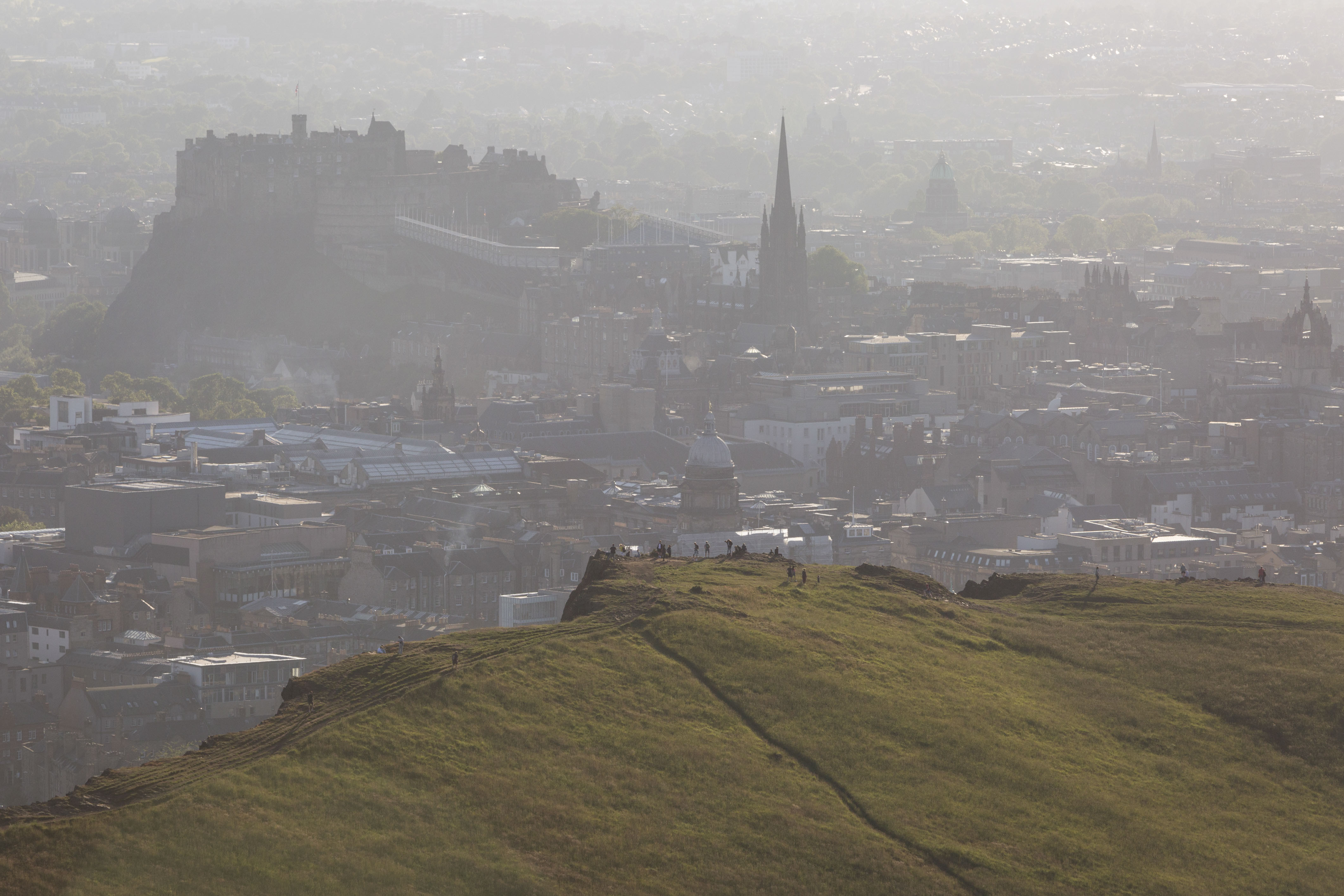 Un bărbat și-a aruncat soția însărcinată de pe o stâncă. Femeia și copilul nenăscut au murit pe loc