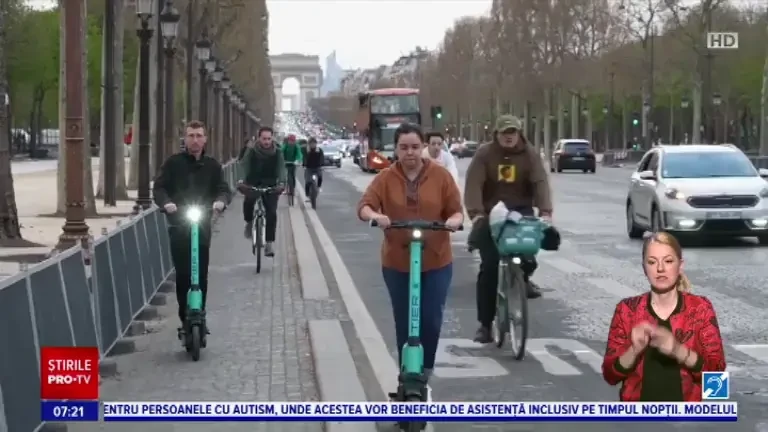 Locuitorii din Paris au decis prins referendum că nu mai vor să vadă pe străzile orașului trotinetele electrice închiriate