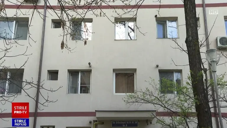 Ce făcea mama fetiței de 2 ani care a căzut de la etaj în Timișoara în momentul incidentului. În casă era și concubinul ei