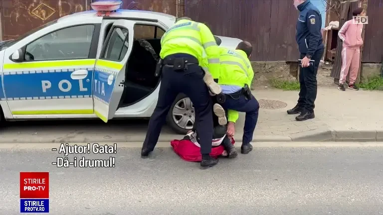 Scene de comedie în Timișoara. Cum s-au chinuit polițiștii să bage în mașină un scandalagiu pentru a-l duce la audieri