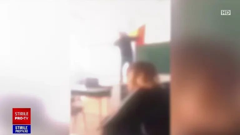 Un profesor din Baia Mare a dansat pe catedră în fața elevilor. Cum și-a motivat dascălul gestul: ”Am considerat necesar”