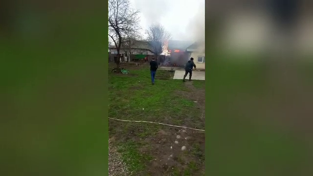 „Nu s-a mai putut face nimic”. În pragul Paștelui, o familie a rămas fără casă după ce a fost distrusă de un incendiu
