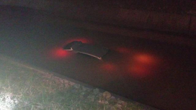 Un tânăr a ajuns cu mașina în râu. Fugea de polițiștii care voiau să-l atenționeze că avea doar luminile de poziție aprinse