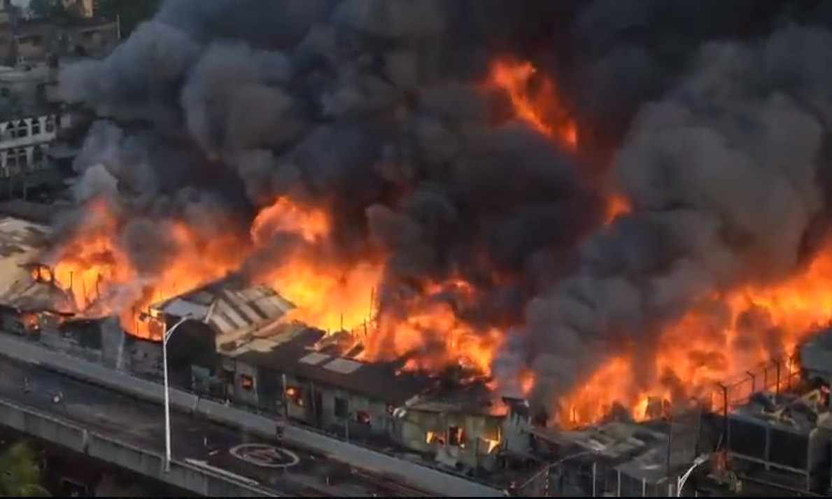 Incendiu violent într-un complex cu 2.000 de magazine din Bangladesh. Focul nu poate fi controlat