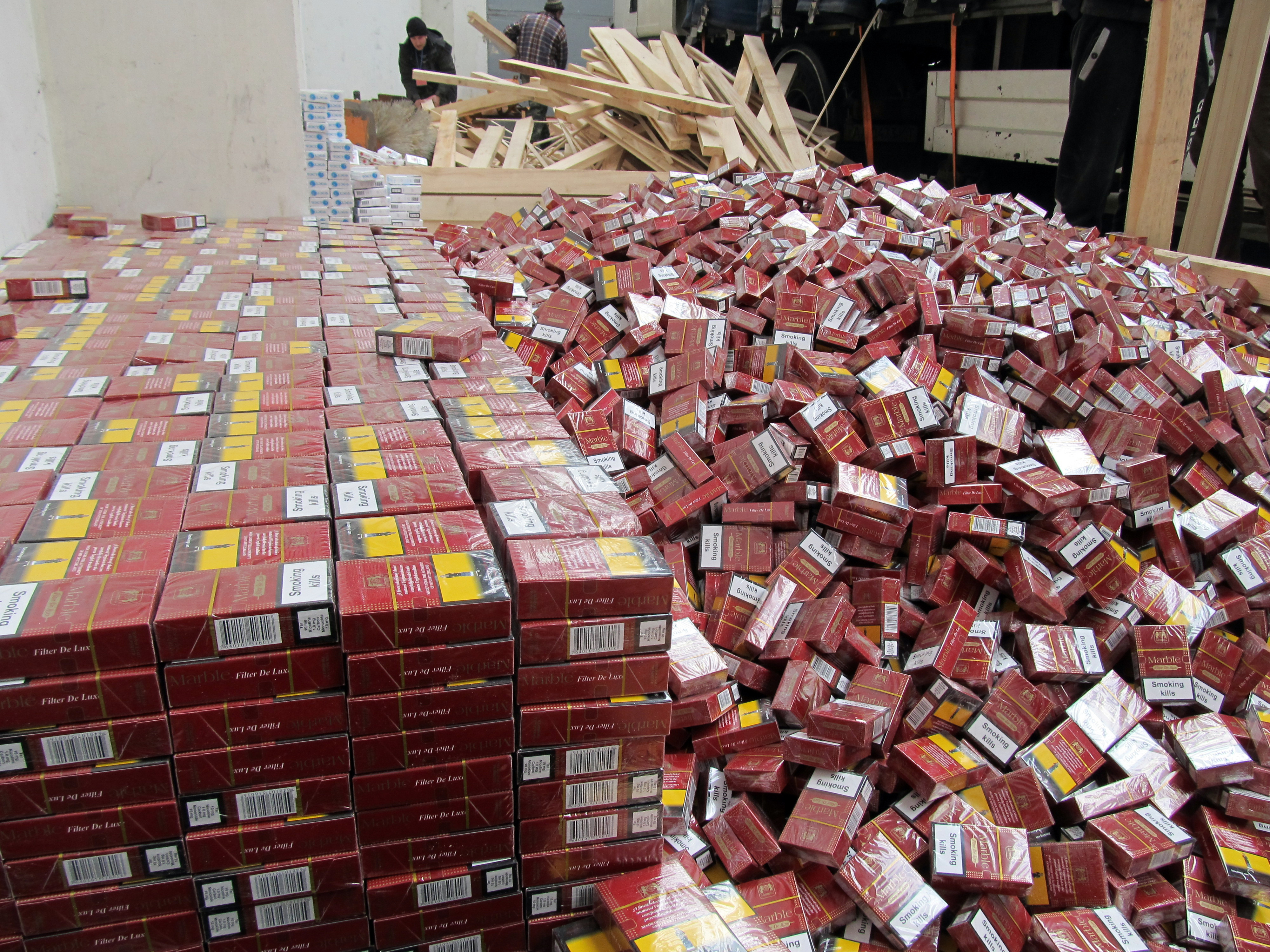 Rețea internațională de contrabandă cu tutun, destructurată de Parchetul European. Percheziții la Vama Siret