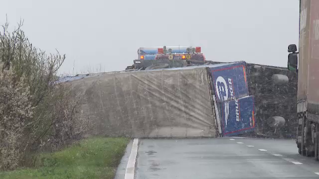 Vijelia a pus stăpânire pe întreaga țară. Copacii căzuți au distrus mai multe mașini în Capitală. În Timiș a răsturnat un TIR