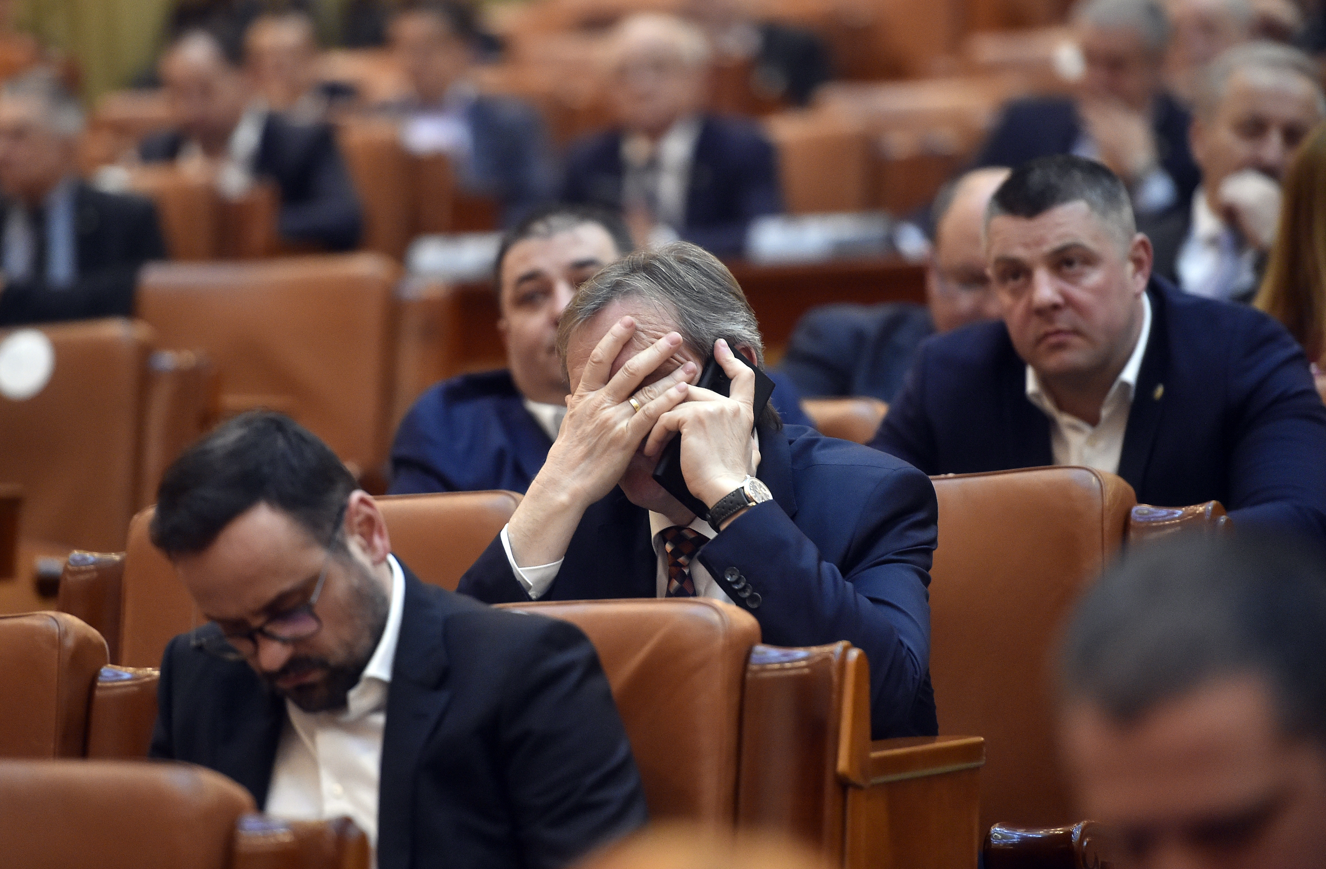 Deputații au adoptat modificările Codurilor Penale. A fost eliminat pragul la abuzul în serviciu, deși CCR l-a cerut